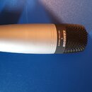 Kondenzátorový mikrofon s černou mřížkou a stříbrným tělem. Na černé části těla je bílý nápis SAMSON a pod ním text C01 STUDIO CONDENSER. Mikrofon le…