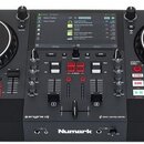 Černý DJ 컨트롤러 s dvěma jogovými koly a centrálním displejem. Na horní hraně jsou nápisy Numark a MIXSTREAM PRO+. Ve spodní části je opět logo Numark a…