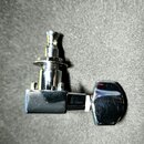 Kromovaná ladicí mechanika s kovovým knoflíkem. Povrch vykazuje drobné škrábance a známky opotřebení. Na součástce nejsou žádné viditelné značky ani…