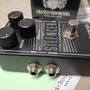 Černý kytarový efekt s nápisy THE SILENCER, noise gate/effects loop a electro-harmonix. Na horní straně jsou tři černé oválné kontrolní knoflíky s po…