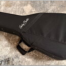 Černý polstrovatý pouzdro (gig bag) na kytaru s rukojetí. Na přední straně je bílý nápis Harley Benton. Povrch materiálu vypadá čistě a v dobrém stav…