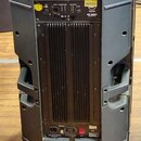 Zadní strana černého aktivního subwooferu v plastovém pouzdře. V horní části je ovládací panel s nápisy INPUT, OUTPUT, LINE/MIXED, PHASE a LOW CUT /…