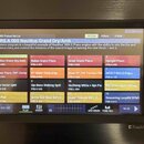 Fotografie zachicuje displej klavíru s otevřeným menu SET LIST. Na obrazovce je vidět mřížka zvuků s názvy jako Nautilus Grand Dry/Amb, Italian Grand…