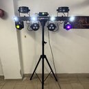 Černý světelný systém GigBAR MOVE osazený čtyřmi svítidly, který je umístěn na černém stativu. Na horní části je viditelný nápis GigBAR MOVE a dvě ov…