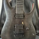 Elektrická kytara s tmavě šedým plamenovitým povrchem těla. Nástroj má dva humbuckery, jeden ovládací knoflík a přepínač zvuků. Na povrchu těla je vi…