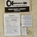 Fotografie zobrazuje papírový návod k obsluze a záruční list s nápisem CHARVEL The Original Hot Rod Guitar OWNER'S MANUAL & WARRANTY charvel.com. Dok…