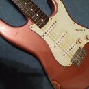Kytara s hnědo-měděným lakem a krémovým pickguardem. Má tři snímače typu single-coil, tři ovládací knofíky s nápisy VOLUME, TONE a TONE a jeden přepí…