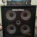 Černý basový reproduktor s kovovou mřížkou, na které je bílý nápis Hartke a v pravém dolním rohu žlutý štítek XL Series 4.5XL. Nad reproduktorem je u…