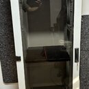Bílá kovová serverová skříň s prosklenými dveřmi. V interiéru jsou umístěny dvě police, jedna z nich je černá. Na konstrukci nejsou viditelné žádné z…