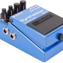 Modrý kytarový pedál s nápisem Synthesizer SY-1 a logem BOSE. Na horní straně jsou čtyři černé ovládací knoflíky a přepínač s nápisem EFFE/DRY. Na bo…