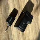 Dvě černé komponenty bezdrátového systému značky BOSS. Větší jednotka nese nápisy Wireless System WL-20, INPUT, OUTPUT a TRANSMITTER WL-1 ONLY, dále…