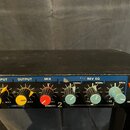 Černý rackový efekt RV-3 DUAL REVERBERATION DEVICE značky Vesta kozo. Přední panel obsahuje žluté a červené kontrolní knoflíky s popisky INPUT, OUTPU…