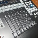 Černý kontrolér s posuvníky a tlačítky. V horní části je viditelné logo PreSonus. Na levé straně jsou tlačítka s nápisy ARM, Arm All, Solo Clear, Mut…