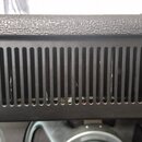 Zadní strana černého kytarového zesilovače s ventilační mřížkou. Vlevo je bílé logo Laney a nápisy POWER TO THE MUSIC a www.laney.co.uk, pod kterými…