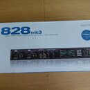 Bílá papírová krabice s modrým potiskem. Na povrchu je velký nápis 828mk3 a text Hybrid FireWire • USB2 audio interface with on-board effects and mix…