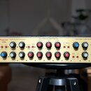 Zlatý rackový procesor s nápisy World Tour Class by Eden. Zařízení obsahuje sekce Studio Quality Compressor, Semi Parametric Bass Equalizer a Hybrid…
