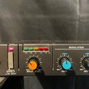 Detailní pohled na ovládací panel šedého elektronického zařízení. Jsou zde vidět vstupní konektor s nápisem INPUT, přepínač EFFECT ON/OFF a LED indik…