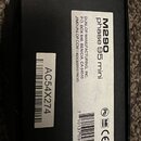 Černý obdélníkový box s dvěma bílými nálepkami. Na větší nálepce je text M290 phase 95 mini, DUNLOP MANUFACTURING, INC P.O. BOX 846, BENICIA, CA 9451…