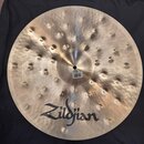 Kruhové činely z kovového materiálu s výrazným klepaným povrchem. V dolní části je černé logo Zildjian®. Uprostřed se nachází bílá nálepka s čárovým…