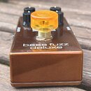 Hnědý efektový pedál s kovovým povrchem. Na přední straně je bílý nápis bass fuzz deluxe. Pedál má jeden výrazný žlutý průsvitný knoflík v popředí a…