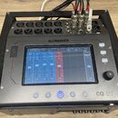 Digitální mixážní pult Allen&Heath CQ-12T v šedém kovovém provedení, umístěný v černém transportním case. Zařízení má dotykový displej s rozhraním pr…