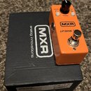 Oranžový kytarový efekt s nápisy MXR a phase 90. Na horní straně jsou dva přepínače, potenciometr s nápisem SPEED a značky 45/90 a Left. Efekt leží n…