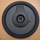 Černý kulatý plastový disk s vyvýšeným středem a vnějším okrajem. V uprostřed se nachází otvor s několika viditelnými šrouby. Na povrchu nejsou žádné…