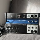 Černý rackový digitální mixér se dvěma moduly. Horní část obsahuje nápisy WIFI, LINE IN (L a R), USB PLAY, AFS2 AUTOMATIC FEEDBACK SUPPRESSION a AUX…