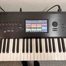 Černý digitální klavír s ovládacím panelem a displejem. Na panelu jsou viditelné nápisy MASTER VOLUME, SOUND APP / DRUM USER a značka Korg u pravého…