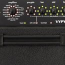 Detail ovládacího panelu černého kytarového komba s nápisem VYPYR X1. Panel obsahuje různé přepínače, otočné knoflíky a řadu LED diod s popisky jako…