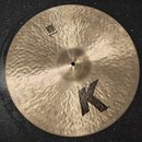 Kulatý mosazný činel s kovaným povrchem. Na povrchu je černý nápis RIDE 20"/51 cm a velké černé písmeno K. V pravé horní části je drobný, nečitelný n…