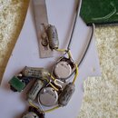 Fotografie zachycuje vnitřní elektroinstalaci nástroje s několika komponenty. Jsou zde vidět kondenzátory značky LILY s nápisy 0.02uF, 3.02MFD(M) 600…