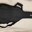 Černý softcase na kytaru s rukojetí a ramenním popruhem. Na hřele je bílý nápis RITTER®. V horní části je viditelný zip kapsy a na boku světlý reflex…