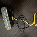 Černý elektrický kytarový snímač s pěti viditelnými póly. Na povrchu je bílý nápis Seymour Duncan. Ze spodní strany vedou dva elektrické vodiče, jede…