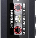 Černý přenosný audio zařízení s oválným displejem. Na displeji je nápis FiiO, HiRes AUDIO a text BORN FOR MUSIC spolu s grafickým znázorněním dvou ka…