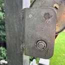 Kovový navíjač s nápisem AL-KO Kabel Katz, Seilwinde Typ 851, Serie 990519, Baujahr 1999. Na povrchu jsou dále uvedeny technické údaje: F=850N, f=460…