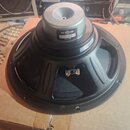 Černý reproduktor s kovovým rámem a stříbrným magnetem. Na magnetu je bílá nálepka s nápisem B&C SPEAKERS, 12CL64-4 a Made in Italy. Na rámu je vidět…