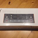 Bílá papírová krabice s produktem Behringer Toro. Na povrchu je nápis „Toro Classic Analog Bass Synthesizer with 2 VCOs, Ladder Filter and Presets in…