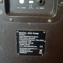 Detail zadní strany kytarového reproboxu s černým povrchem. V horní části je panel s konektory a přepínači s nápisy RIGHT, LEFT, 16Ω STEREO a 8Ω MONO…