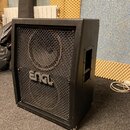 Černý kytarový reproduktor v uzavřené skříni s kovovou mřížkou. Na mřížce je umístěno logo ENGL. Povrch skříně vykazuje známky opotřebení, zejména v…