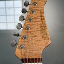 Hlava kytary vyrobená z plamého javoru s přírodním povrchem. Na zadní straně je zlatý nápis Xotic CUSTOM GUITARS MADE IN CALIFORNIA. Jsou zde vidět š…