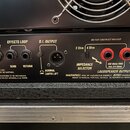 Zadní panel černého zesilovače s ovládacími prvky a konektory. Jsou zde nápisy TUNER OUTPUT, EFFECTS LOOP (SEND, RETURN), D.I. OUTPUT s přepínačem NO…