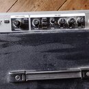Horní panel basového zesilovače značky Ampeg, model EVA 300-B. Panel obsahuje sekce COMPRESSION s knoflíkem THRESHOLD a přepínačem ON/OFF, VOLUME a P…