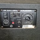 Detail zadní strany basové reprobedny značky GALLIEN KRUEGER. Na černé kovovédesce je nápis SERIAL MB0603E01100154, MODEL NEQ 412, IMPEDANCE 4 OHMS a…