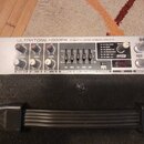 Kytarový zesilovač značky BEHRINGER s nápisem ULTRATONE K900FX 90-WATT PA SYSTEM/KEYBOARD AMPLIFIER. Přední panel obsahuje ovládací knoflíky pro FX a…