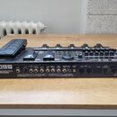 Černý kytarový procesor Boss GT-8 Guitar Effects Processor s technologií COSM. Na zadní straně jsou viditelné různé vstupy a výjupy, včetně označení…
