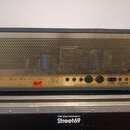 Zadní strana kytarového zesilovače s kovovou mřížkou a béžovým spodním panelem. Na panelu je nápis Ml 2. Master Model 100w Lead, označení MODEL: 2203…