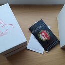 Modrý kytarový efekt s nápisem Eve TREMOLO a siluetou ženské postavy. Vedle efektu je bílá krabička s identickým červeným logem a nápisem Eve TREMOLO…