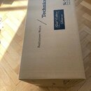Kartonová krabice s nápisy. Na povrchu je uveden text „Rediscover Music / Technics“ a v modrém rámečku nápis „Gold Edition Série or“. V pravé horní č…