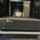 Černý rackový zesilovač s nápisy E-800 a the t.amp na předním panelu. Zařízení má dva ovratové potenciometry s popisky CHANNEL A a CHANNEL B, několik…